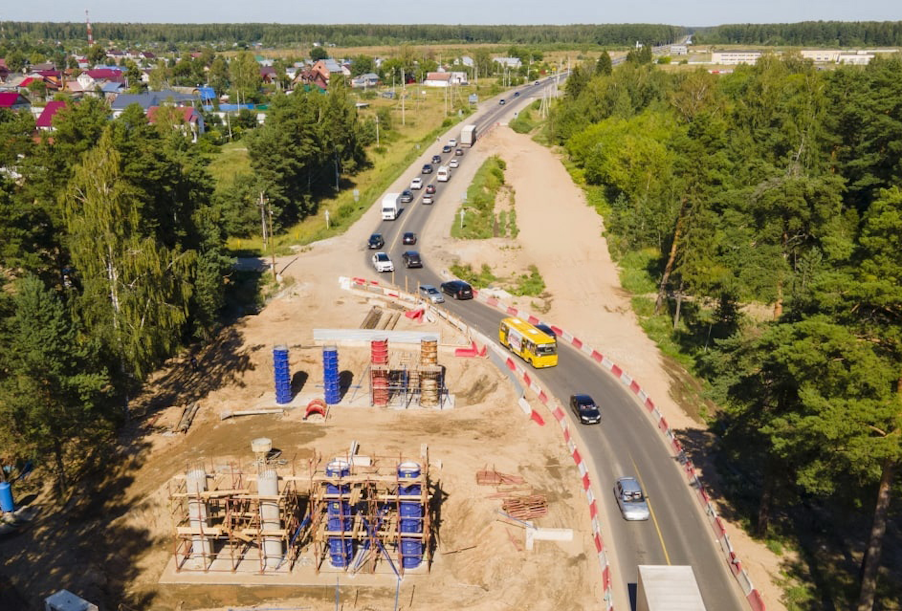 На строящемся путепроводе в районе Горино в Ивановской области устанавливают ключевые элементы свайного фундамента