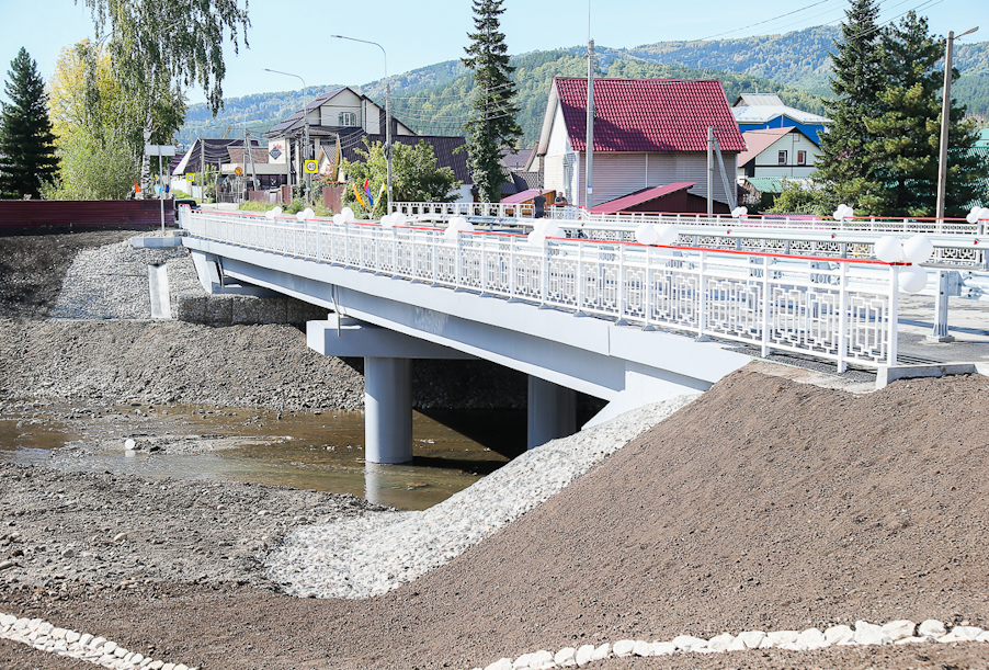 В Горно-Алтайске досрочно отремонтировали мост через реку Улалушку