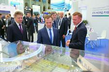 Дмитрий Медведев осмотрел экспозицию приоритетного проекта "Безопасные и качественные дороги" 