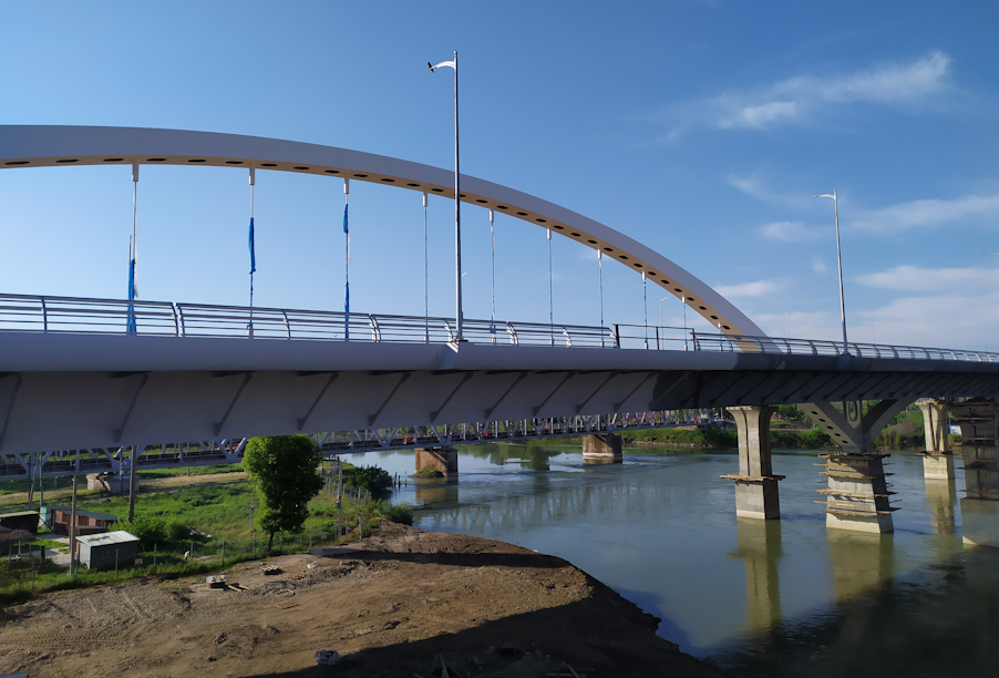 В Краснодаре приступили к укладке верхнего слоя асфальта на Яблоновском мосту