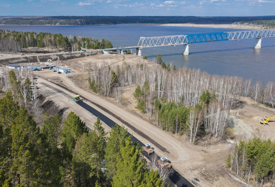 В Красноярском крае начали асфальтировать подходы к Высокогорскому мосту