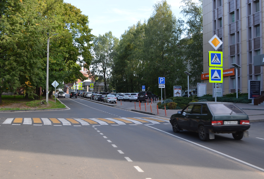 В Смоленске благодаря нацпроекту обновляют дороги, ведущие к медицинским учреждениям