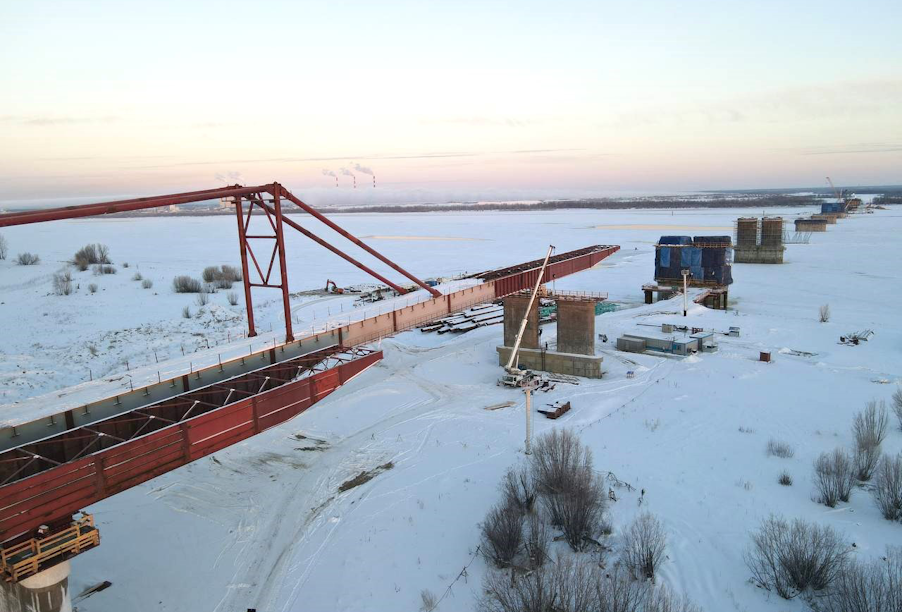 В Ханты-Мансийской автономном округе строительство мостового перехода через реку Обь в Сургуте ведется круглосуточно